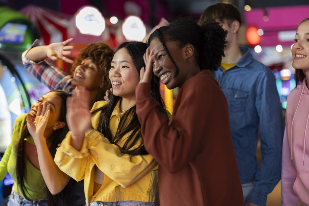 Groupe de jeunes multiculturels souriant et s’amusant ensemble dans une ambiance festive, illustrant l’esprit de diversité et de vivre-ensemble du Festival multiculturel de Hawkesbury.