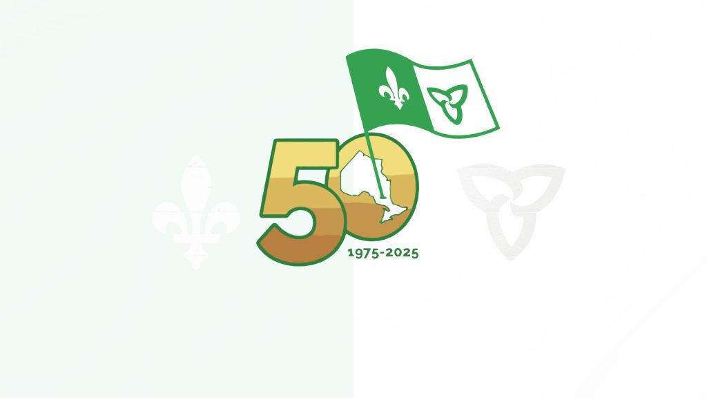 Drapeau franco-ontarien vert et blanc au-dessus du chiffre 50 – 1975-2025, célébré à Hawkesbury