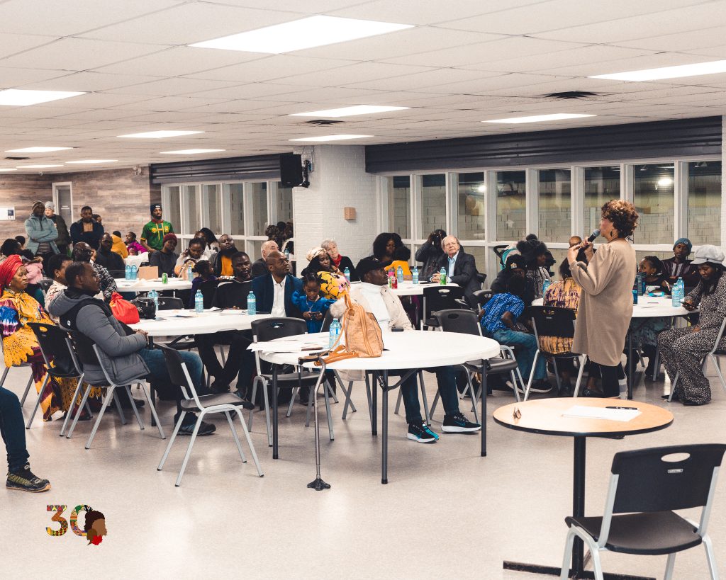 Rassemblement du Mois de l’histoire des Noirs à Hawkesbury : une conférencière s’adresse au public.