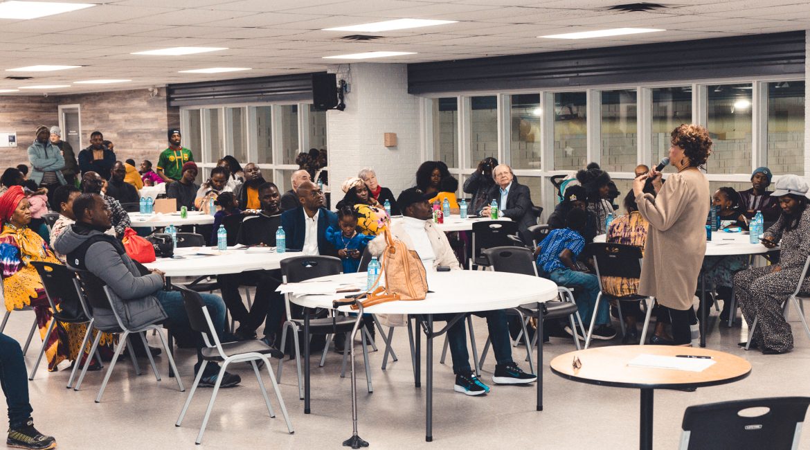 Rassemblement du Mois de l’histoire des Noirs à Hawkesbury : une conférencière s’adresse au public.