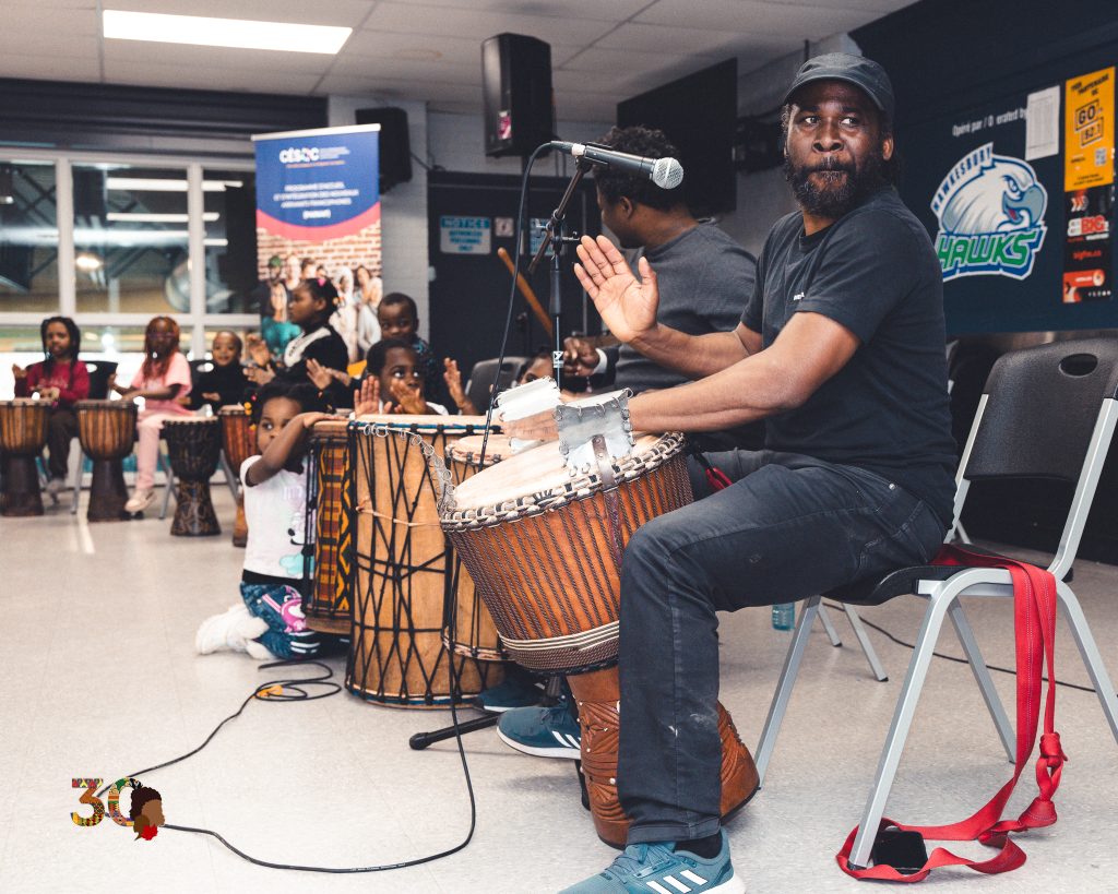 Atelier de djembé à Hawkesbury pendant le Mois de l’histoire des Noirs, avec participation de jeunes et de familles.